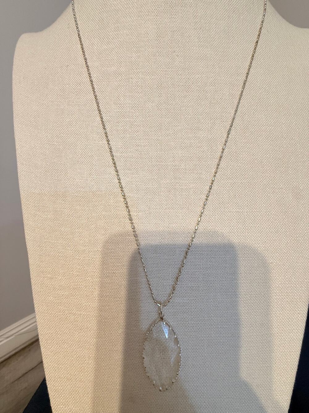 Vintage Clear Lucite Teardrop Pendant Necklace 28”